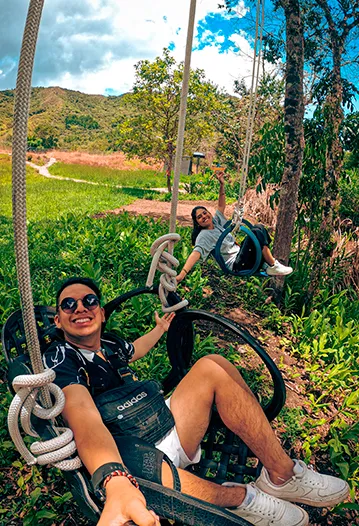 Columpios en Oxapampa, una actividad divertida para niños y adultos por igual, donde puedes disfrutar de momentos de diversión en medio de la naturaleza.